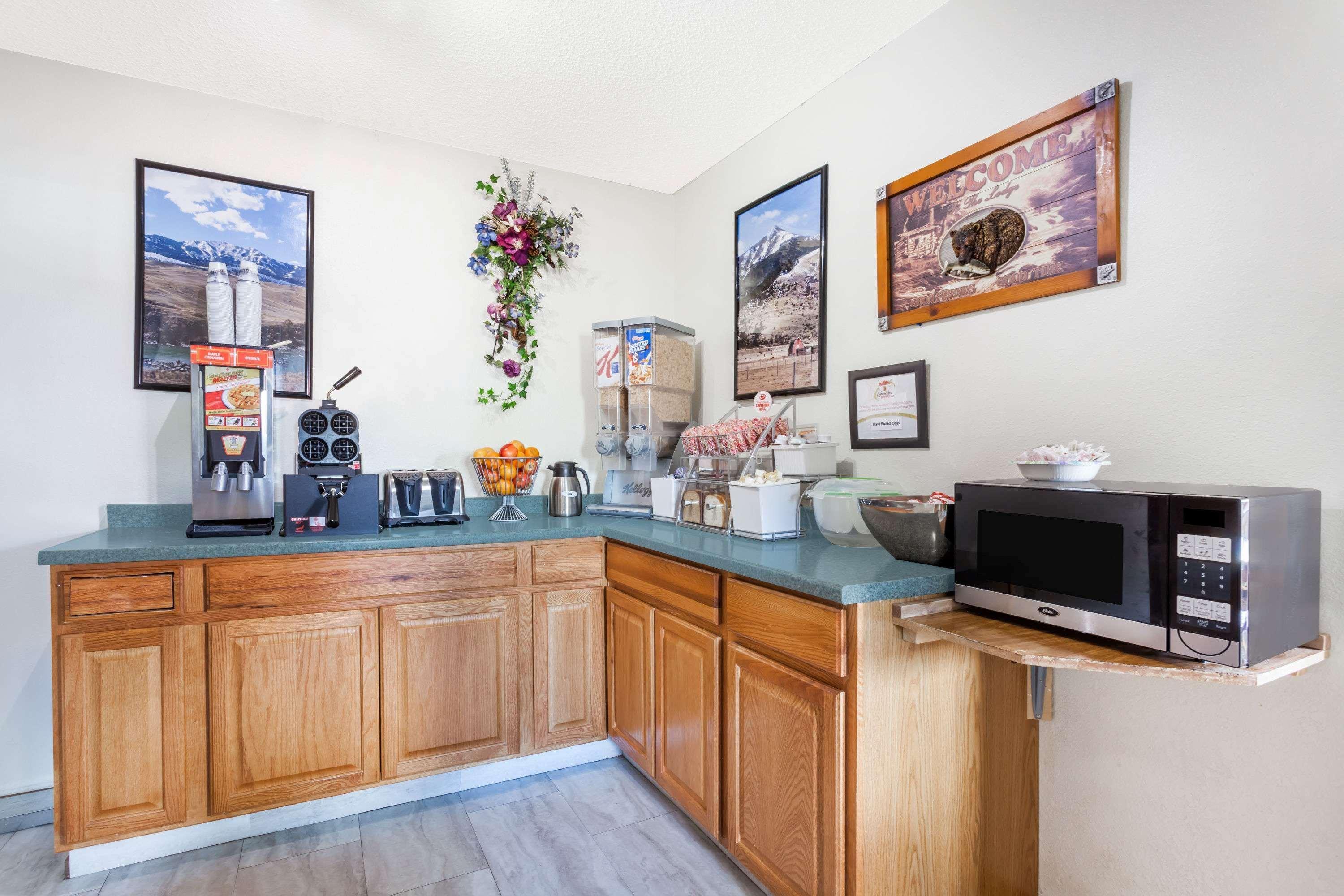 Super 8 By Wyndham Livingston Yellowstone Esterno foto